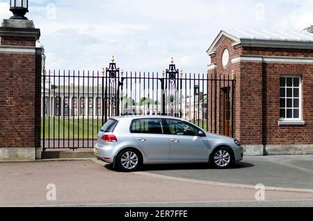 VW Golf vor den Toren von RAF Cranwell Lincolnshire, England Mai 2011 Stockfoto