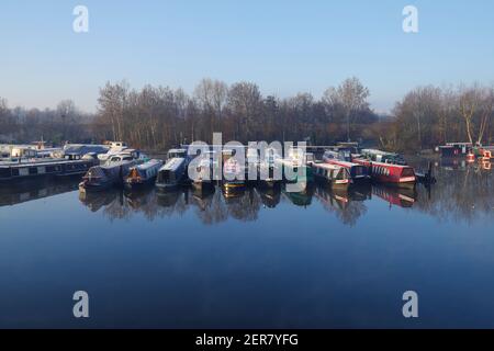 Bootsreflexionen am Lemonroyd Waterside & Marina on the Aire & Calder Navigation in der Nähe von Leeds Stockfoto