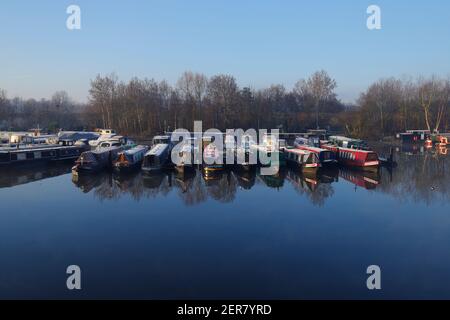 Bootsreflexionen am Lemonroyd Waterside & Marina on the Aire & Calder Navigation in der Nähe von Leeds Stockfoto