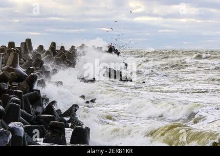 Stürmische Ostsee, Hafen Eingang Beton Wellenbrecher, Liepaja, Lettland Stockfoto