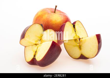 Rote Apfelscheiben isoliert auf weißem Hintergrund. Stockfoto