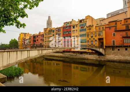 Girona, Spanien 05-01-2010: Pont d'en Gomez o de la princesa eine Fußgängerbrücke über den Fluss Onyar, die in einem rustikalen Wohnblock über Th endet Stockfoto