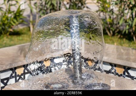 Kleiner Brunnen. Transparent fallende Wasser vertikalen fließt, aus der Nähe Stockfoto