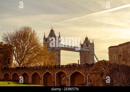 11-12-2012 London, UK: Blick auf die Spitze der Tower Bridge vom Gelände des Tower of London. Die Mauern der historischen Steinburg sind mit Touristen gesehen Stockfoto