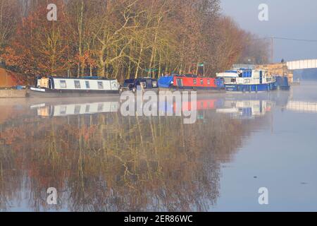 Bootsreflexionen am Lemonroyd Waterside & Marina on the Aire & Calder Navigation in der Nähe von Leeds Stockfoto