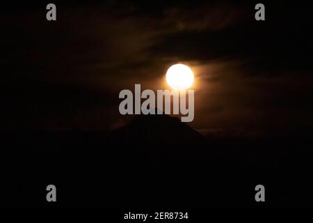 Mond und Berg Stockfoto