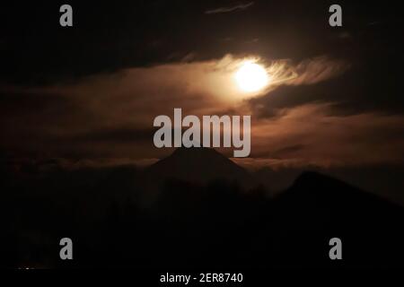 Mond und Berg Stockfoto