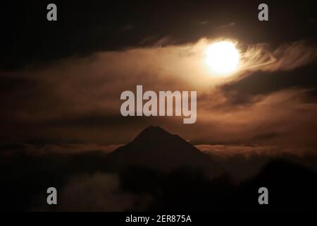 Mond und Berg Stockfoto