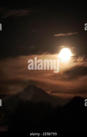 Mond und Berg Stockfoto