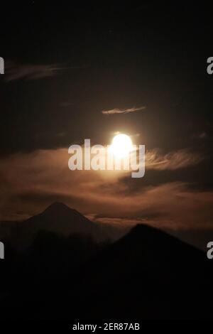 Mond und Berg Stockfoto