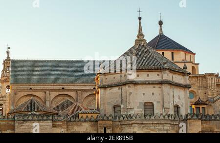 Außenansicht der zum Weltkulturerbe zählen Moschee-Kathedrale von Cordoba einschließlich Capilla de Santa Teresa. Achteckige Türme, Kuppeln, dieser maurischen Bogen Stockfoto