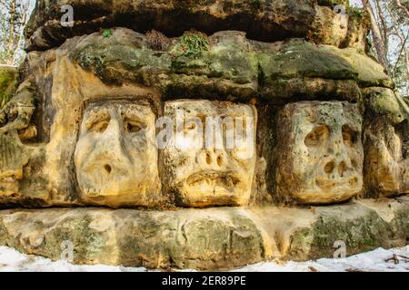 Harfenice natürliche Formationen sind große Sandsteinblöcke von Skulpturen geschnitzt In Sandsteine.monumentale Riesenköpfe und andere Kunstwerke in Kiefernwald Stockfoto