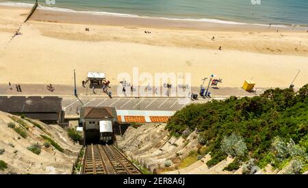 Bournemouth, UK 07-20-2010: Alte Standseilbahn, die über auf- und absteigende Waggons verfügt, die auf den Klippen fahren und die Stadt mit verbinden Stockfoto