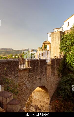 Blick auf den historischen Puento Nuevo (neue Brücke), der über die enge Schlucht des Flusses Guadalevín in Ronda verläuft. Dies ist ein 18th Jahrhundert sto Stockfoto