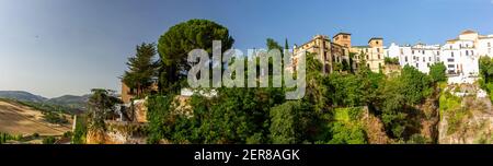Panoramablick auf die touristische Stadt Ronda, Spanien innerhalb der Provinz Málaga. Diese hübsche Stadt liegt auf einer tiefen Schlucht. Das Bild zeigt das V Stockfoto