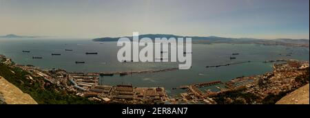 Luftaufnahme der Straße von Gibraltar auf dem Felsen von Gibraltar. Das Bild zeigt einen verschwommenen Horizont mit Silhouetten der Rif-Berge Nordafrikas Stockfoto