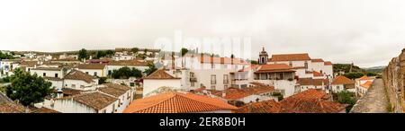 Panorama-Vogelperspektive auf die historische Stadt Obidos, Portugal. Mittelalterliche Stadt innerhalb der Stadtmauer hat alte Häuser in weiß mit Terra CO gemalt Stockfoto