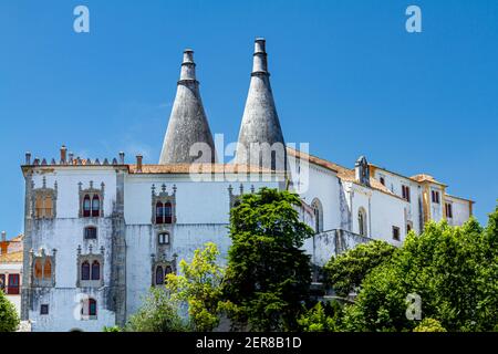 Nahaufnahme der isolierten Ansicht des historischen Gebäudekomplexes Sintra National Palace aus dem 15th. Jahrhundert, in der Stadt Sintra in der Nähe von Lissabon, Portugal. Es ist dafür berühmt Stockfoto