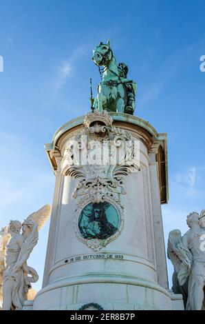 Niedrige Ansicht der Statue von König Jose I von Portugal auf einem Pferd, das die Schlangen auf seinem Weg zerquetscht. Das Wappen ist vorne im berühmten Praça do geschnitzt Stockfoto