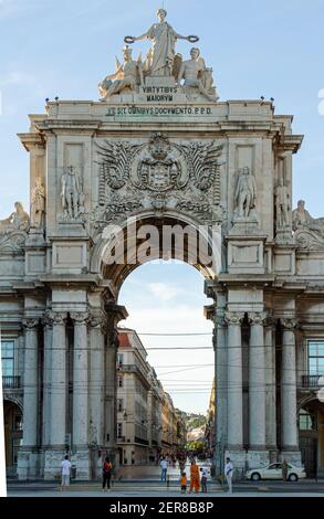 Lissabon, Portugal, 07-12-2010: Arco da Rua Augusta (Rua Augusta Arch) ist ein 18th Jahrhundert Wahrzeichen neben dem Praca do Comercio (Commerce Plaza) Es hat Stockfoto