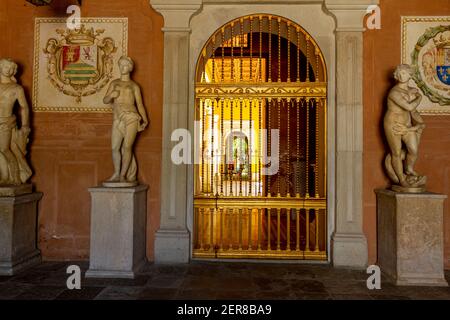 Sevilla, Spanien, 07-13-2010: La Casa de Pilatos, eine Residenz aus dem 15th. Jahrhundert, die mit antiken griechischen und römischen Statuen geschmückt ist. Es hat das Wappen von Dukedo Stockfoto