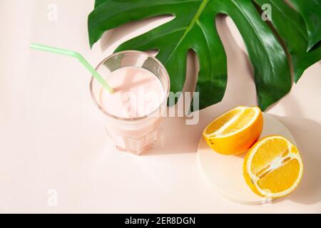 Leckere Smoothie im Glas auf dem Tisch auf grünem Hintergrund Stockfoto