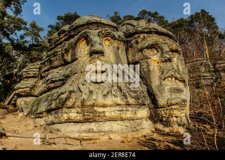 Zwei riesige Köpfe von Teufeln in Sandsteinfelsen geschnitzt, jeder ist etwa 9m hoch.Devils Köpfe von Vaclav Levy in der Nähe von Libechov, Tschechische republik erstellt.Cliff Stockfoto