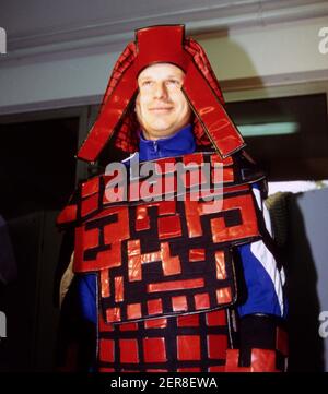 Uerdingen, Deutschland. 28th Feb, 2021. firo Fußball, Fußball, 1st Bundesliga, Saison 1993/1994 Archivfoto, 93/94 Archivbilder, FC Schalke 04 Peter Sendscheid, Halbfigur, AIDA, Präsentation, in, Essen, Witz, Humor Quelle: dpa/Alamy Live News Stockfoto