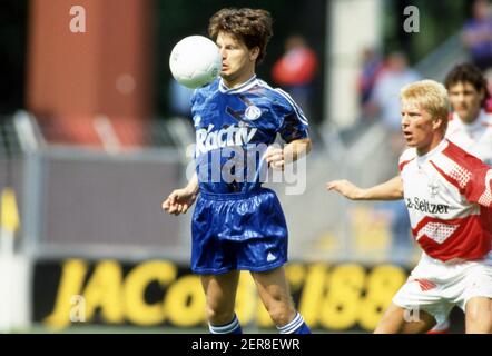 Uerdingen, Deutschland. 28th Feb, 2021. firo 01.05.1993 Fußball, Fußball, 1. Bundesliga, Staffel 1992/1993 Archivfoto, 92/93 Archivbilder, 29th Spieltag Bayer 05 Uerdingen - FC Schalke 04 4: 2 Peter Sendscheid, Duelle Quelle: dpa/Alamy Live News Stockfoto