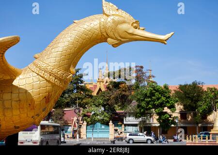 Die Statue des Goldenen Vogels im Wat Botum Park, Phnom Penh, Kambodscha Stockfoto