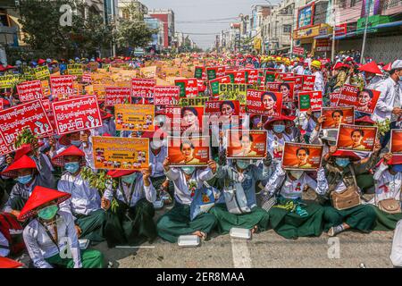 Protestierende Lehrer halten Plakate und Plakate mit Aung San Suu Kyis Bild während der Militärputschdemonstrationen hoch. Eine riesige Menschenmenge ging auf die Straßen von Mandalay, um gegen den Militärputsch zu protestieren und forderte die Freilassung von Aung San Suu Kyi. Das Militär von Myanmar nahm am 01. Februar 2021 die staatliche Beraterin von Myanmar Aung San Suu Kyi fest und erklärte den Ausnahmezustand, während sie die Macht im Land für ein Jahr ergattete, nachdem sie die Wahl gegen die National League for Democracy (NLD) verloren hatte. Stockfoto