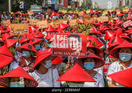 Ein protestierender Lehrer hält ein Plakat mit der Aufschrift "Befreie unseren Führer mit Aung San Suu Kyi" während der Militärputschdemonstrationen hoch. Eine riesige Menschenmenge ging auf die Straßen von Mandalay, um gegen den Militärputsch zu protestieren und forderte die Freilassung von Aung San Suu Kyi. Das Militär von Myanmar nahm am 01. Februar 2021 die staatliche Beraterin von Myanmar Aung San Suu Kyi fest und erklärte den Ausnahmezustand, während sie die Macht im Land für ein Jahr ergattete, nachdem sie die Wahl gegen die National League for Democracy (NLD) verloren hatte. Stockfoto