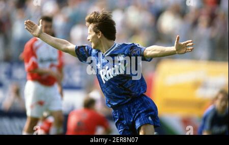 Uerdingen, Deutschland. 28th Feb, 2021. firo 01.05.1993 Fußball, Fußball, 1st Bundesliga, Saison 1992/1993 Archivfoto, 92/93 Archivbilder, 29th Spieltag Bayer 05 Uerdingen - FC Schalke 04 4: 2 Peter Sendscheid, Jubel, Jubel, nach, seinem, Goal, for, 2: 2 Quelle: dpa/Alamy Live News Stockfoto