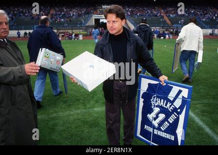 Uerdingen, Deutschland. 28th Feb, 2021. firo, 17.06.1995 Fußball, Fußball, 1st Bundesliga, Staffel 1994/1995 Archivfoto, 94/95 Archivbilder, FC Schalke 04 - SC Freiburg Peter Sendscheid, Abschied Quelle: dpa/Alamy Live News Stockfoto