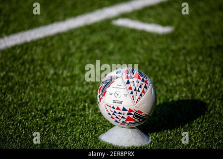 Loughborough, Großbritannien. Februar 2021, 28th. Match Ball auf einem Kegel während der FA Womens Championship League Spiel zwischen Leicester City und Crystal Palace im Farley Way Stadium in Loughborough, England. Kredit: SPP Sport Presse Foto. /Alamy Live Nachrichten Stockfoto