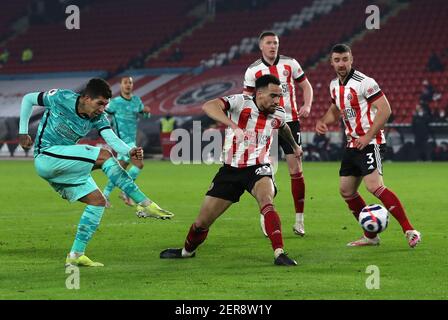 Liverpools Roberto Firmino (links) schießt beim Premier League-Spiel in Bramall Lane, Sheffield, das zweite Tor ihrer Spielseite ein. Bilddatum: Sonntag, 28. Februar 2021. Stockfoto