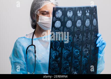 Schöne weibliche Radiologe Blick auf die MRI Scan-Bilder Stockfoto