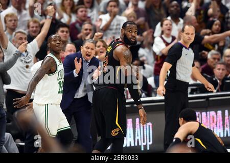 25 Mai 18 Cleveland Oh Usa Cleveland Cavaliers Forward Jeff Green 32 Erwarmt Sich Vor Spiel Sechs Der Eastern Conference Finale Der 18 Nba Playoffs In Quicken Loans Arena Pflichtkredit Ken Blaze Usa