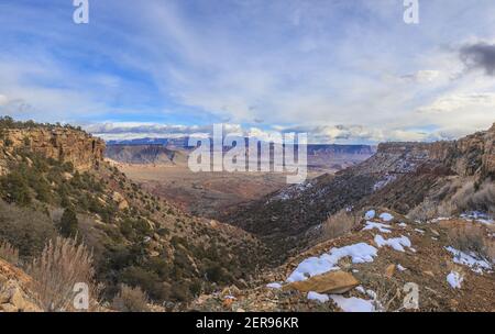 Panoramablick von der Arizona Wüste im Winter von an Erhöhte Perspektive mit beeindruckenden Wolkenformationen, die tagsüber fotografiert wurden In den USA Stockfoto