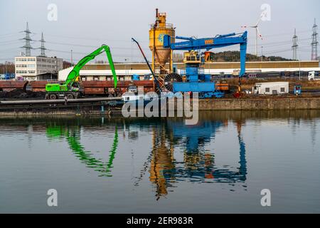 WHE Westhafen Wanne, Kohle für Kraftwerke wird von einem Frachtschiff aus Antwerpen auf Güterwagen auf den Rhein-Herne-Kanal, H, übertragen Stockfoto