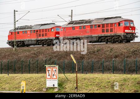 Diesellokomotiven der Baureihe 232, auf einer Güterzuglinie am Rhein-Herne-Kanal, Gelsenkirchen, NRW, Deutschland, Stockfoto