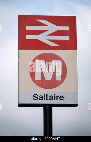 Saltaire Railway Station Sign, ein UNESCO Weltkulturerbe Dorf, Bradford, West Yorkshire, Großbritannien Stockfoto