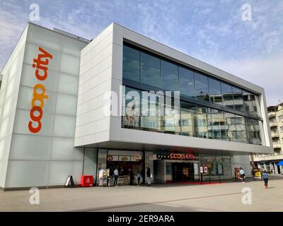 Zug, Schweiz - 26th. Februar 2021 : Blick auf das Kaufhaus Coop City in der Stadt Zug in der Schweiz Stockfoto