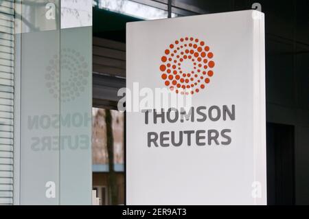 Zug, Schweiz - 26th. Februar 2021 : Thomson Reuters Schild hängt vor dem Büroeingang in Zug, Schweiz. Thomson Reuters ist ein Stockfoto