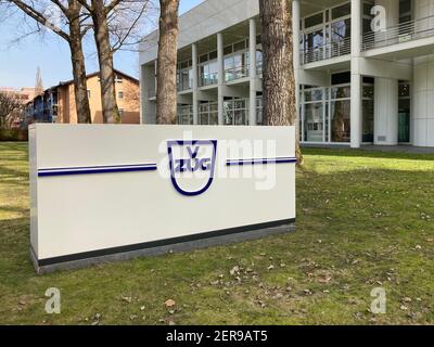 Zug, Schweiz - 26th. Februar 2021 : Firmenzeichen der V-Zug AG vor dem ZUGORAMA-Gebäude in Zug, Schweiz. V-Zug ist Schweizer Hersteller von ho Stockfoto