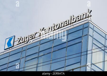 Zug, Schweiz - 26th. Februar 2021 : Zuger Kantonalbank oder Zuger KB Bank Schild am Hauptsitz in Zug, Schweiz Stockfoto