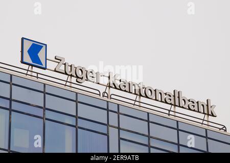 Zug, Schweiz - 26th. Februar 2021 : Zuger Kantonalbank oder Zuger KB Bank Schild am Hauptsitz in Zug, Schweiz Stockfoto