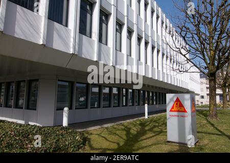 Zug, Schweiz - 26th. Februar 2021 : Sitz der Sika AG in Zug, Schweiz.Sika AG ist ein Schweizer multinationales Spezialchemie-Unternehmen, das die gesellschaft betreut Stockfoto