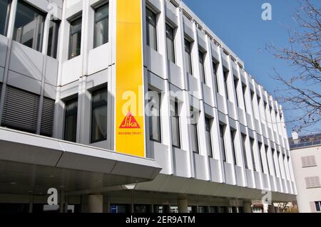 Zug, Schweiz - 26th. Februar 2021 : Sitz der Sika AG in Zug, Schweiz.Sika AG ist ein Schweizer multinationales Spezialchemie-Unternehmen, das die gesellschaft betreut Stockfoto