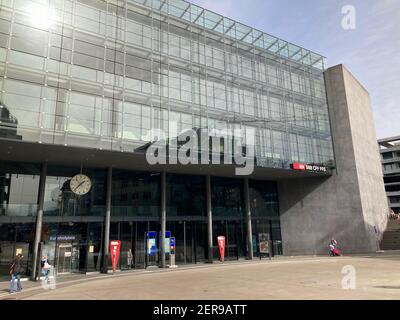 Zug, Schweiz - 26th. Februar 2021 : SBB / CFF / FFS Bahnhofsgebäude der Stadt Zug in der Schweiz Stockfoto